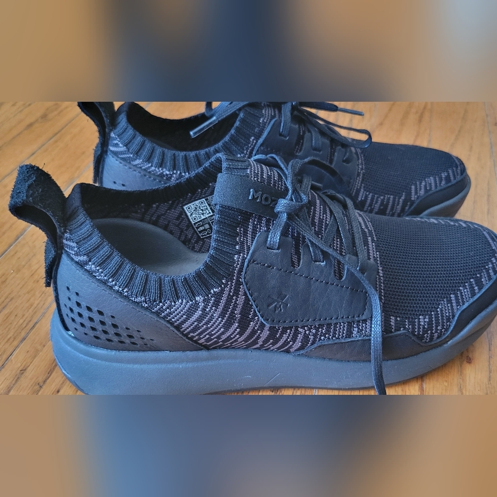 Mozo Mens Sneakers Size 7.5 City Runner Knit Black Gray Like New Non Slip Oil